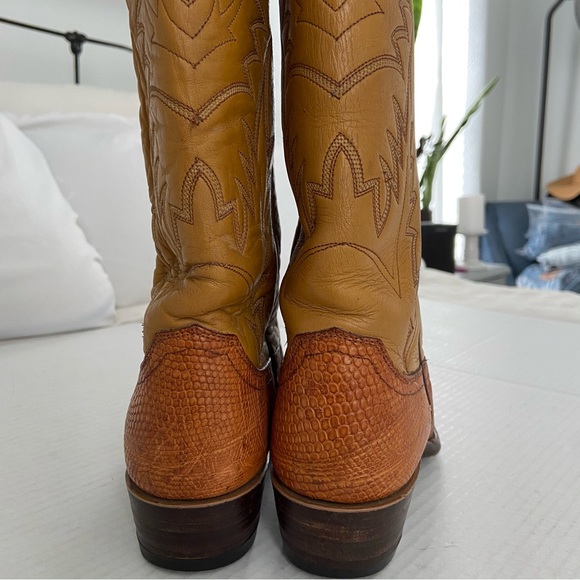 Justin Vintage women’s Tan-Brown Leather Lizard Print Embroidered Cowboy Boots - Picture 2 of 15